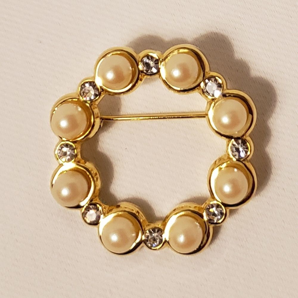 Pearl Wreath Pin / Brooch with Rhinestones